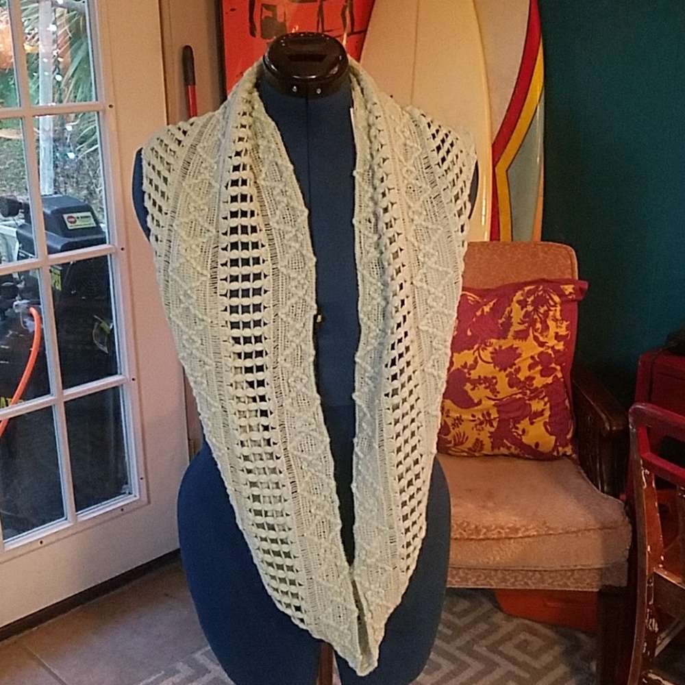 NET Francesca's Crochet Infinity Scarf - Picture 2 of 3